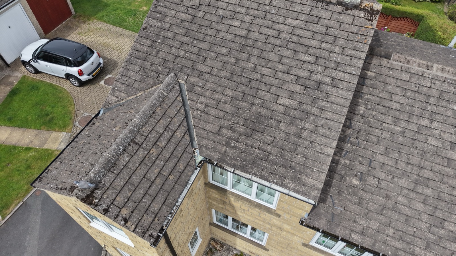 Complex hip roof with valley junction, Dore